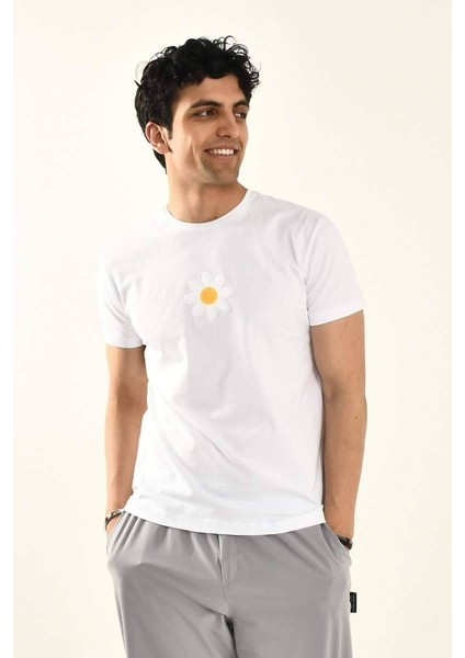 Beyaz Papatya Nakış Detaylı Bisiklet Yaka T Shirt