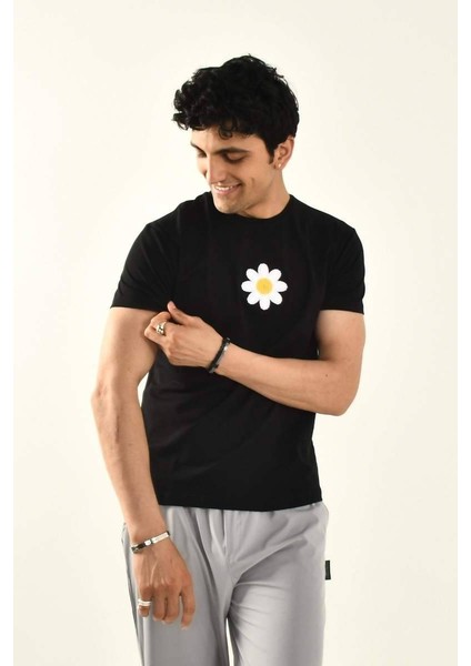 Siyah Papatya Nakış Detaylı Bisiklet Yaka T Shirt