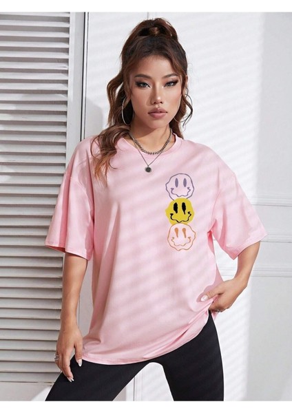 Kadın Gülen Yüz Baskılı Bisiklet Yaka Salaş Oversize Boyfriend Pembe T-Shirt fiyatları