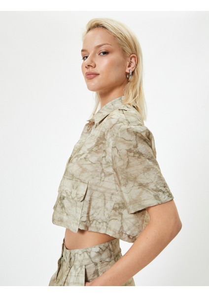 Batik Desenli Crop Gömlek Kapaklı Cep Detaylı Kısa Kollu