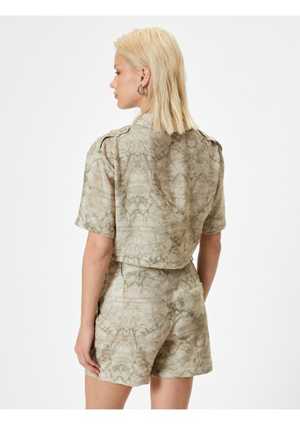 Batik Desenli Crop Gömlek Kapaklı Cep Detaylı Kısa Kollu fırsatları