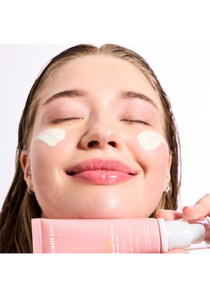 Cream Co. Leke Karşıtı Aydınlatıcı Cilt Tonu Eşitleyici Yüz Güneş Kremi SPF 50+ Tüm Cilt Tipleri