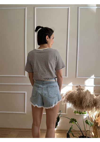 Beyaz Kırmızı Ince Çizgili Bisiklet Yaka T-Shirt fiyatları