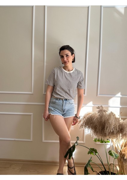 Beyaz Kırmızı Ince Çizgili Bisiklet Yaka T-Shirt modelleri