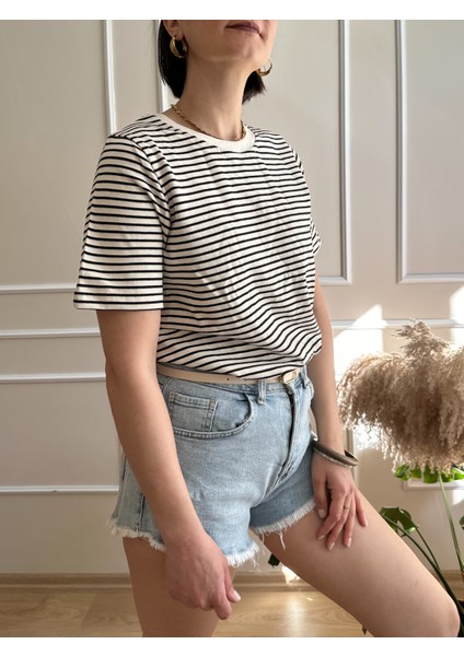 Beyaz Kırmızı Ince Çizgili Bisiklet Yaka T-Shirt fırsatları