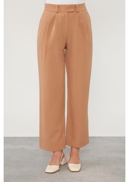 Camel Plise Detaylı Kumaş Pantolon