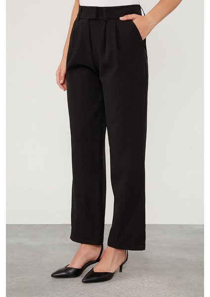 Siyah Plise Detaylı Kumaş Pantolon