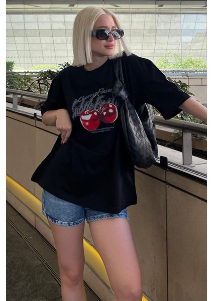 Siyah Oversize Kiraz Baskılı Bisiklet Yaka Kısa Kollu Tişört MG2131