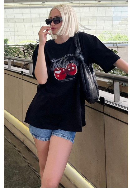 Siyah Oversize Kiraz Baskılı Bisiklet Yaka Kısa Kollu Tişört MG2131