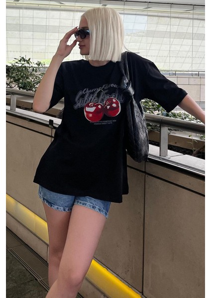 Siyah Oversize Kiraz Baskılı Bisiklet Yaka Kısa Kollu Tişört MG2131