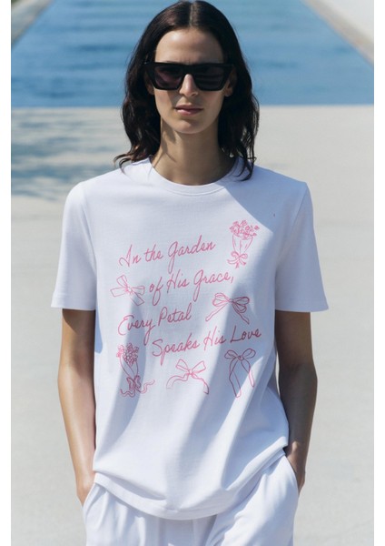 In The Garden Yazılı Fiyonk Baskılı Beyaz Kadın T-Shirt