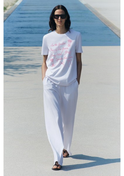 In The Garden Yazılı Fiyonk Baskılı Beyaz Kadın T-Shirt fiyatları