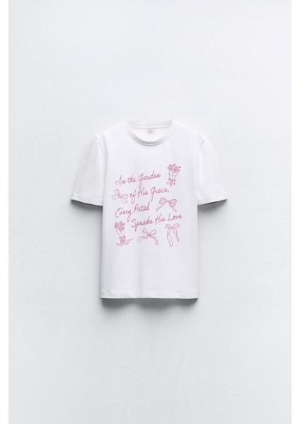 In The Garden Yazılı Fiyonk Baskılı Beyaz Kadın T-Shirt fırsatları