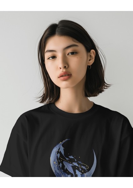 Celestial Dolphins Tasarım Relaxed Fit Siyah Kadın Önü Baskılı Tişört fiyatları
