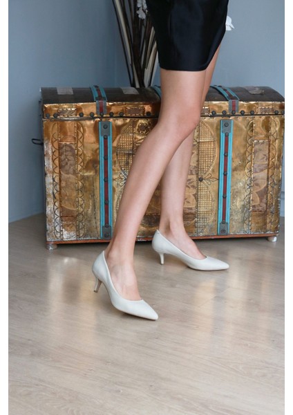 Deri Sivri Burun Kısa Ince Topuklu Kadın Stiletto