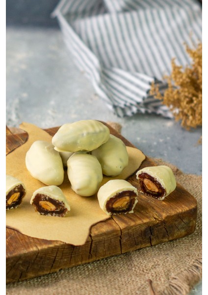 Beyaz Çikolatalı Bademli Hurma 250 gr