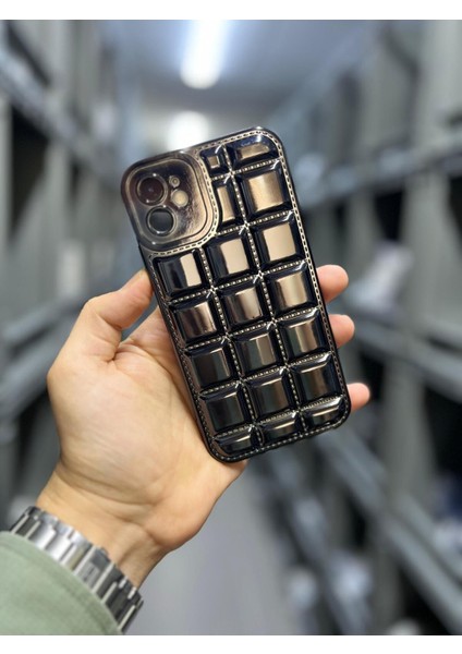 Iphone 11 Uyumlu Kabartmalı Dikiş Detaylı Baklava Desenli Parlak Vivid Kılıf