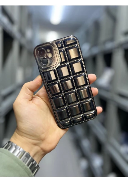 Vip Case Iphone 11 Uyumlu Kabartmalı Dikiş Detaylı Baklava Desenli Parlak Vivid Kılıf