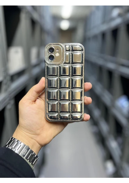 Vip Case Iphone 11 Uyumlu Kabartmalı Dikiş Detaylı Baklava Desenli Parlak Vivid Kılıf