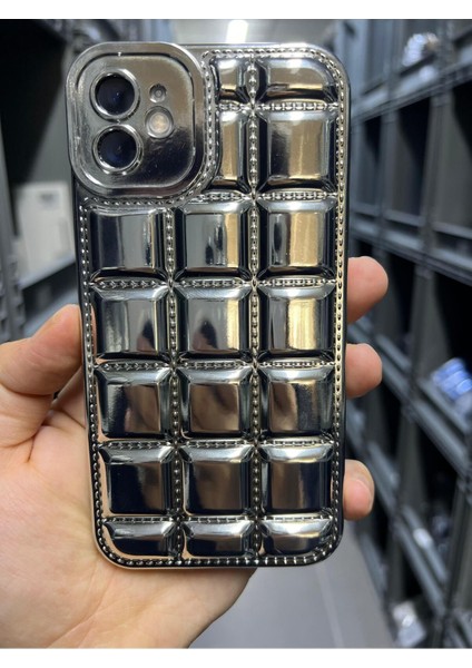 Iphone 11 Uyumlu Kabartmalı Dikiş Detaylı Baklava Desenli Parlak Vivid Kılıf