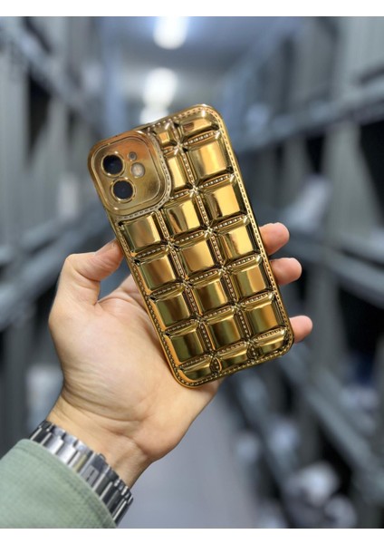 Iphone 11 Uyumlu Kabartmalı Dikiş Detaylı Baklava Desenli Parlak Vivid Kılıf