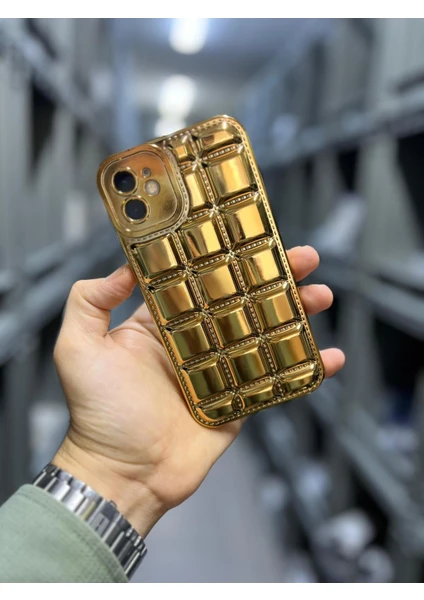 Vip Case Iphone 11 Uyumlu Kabartmalı Dikiş Detaylı Baklava Desenli Parlak Vivid Kılıf