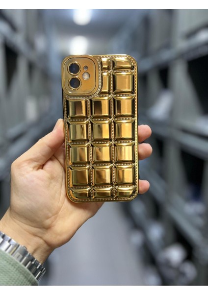 Iphone 11 Uyumlu Kabartmalı Dikiş Detaylı Baklava Desenli Parlak Vivid Kılıf