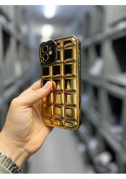 Iphone 11 Uyumlu Kabartmalı Dikiş Detaylı Baklava Desenli Parlak Vivid Kılıf