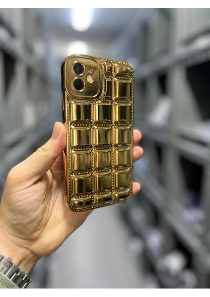 Iphone 11 Uyumlu Kabartmalı Dikiş Detaylı Baklava Desenli Parlak Vivid Kılıf