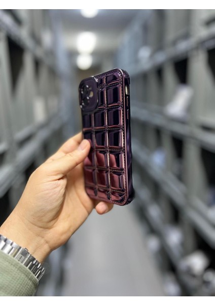 Iphone 11 Uyumlu Kabartmalı Dikiş Detaylı Baklava Desenli Parlak Vivid Kılıf