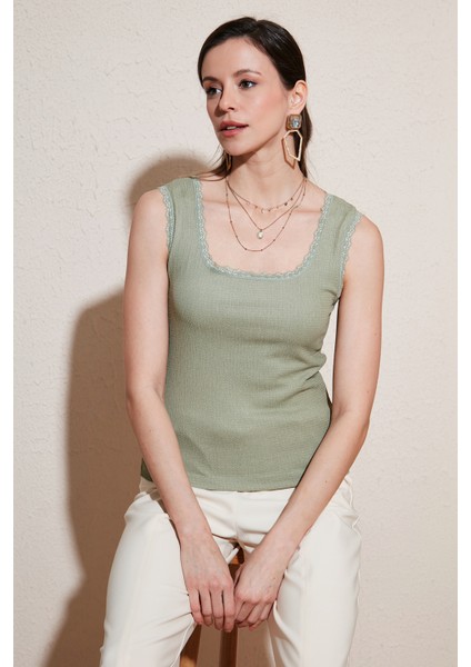 Slim Fit Kalın Askılı Dantelli Kare Yaka Bürümcük Atlet Bayan Atlet 5864979