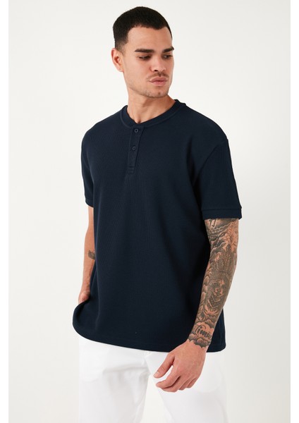 Pamuklu Relaxed Fit Düğmeli Sıfır Yaka T Shirt Erkek T Shirt 5902737 modelleri