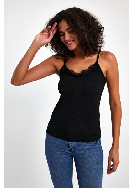 Dantel Işlemeli Ayarlanabilir Askılı Bluz modelleri