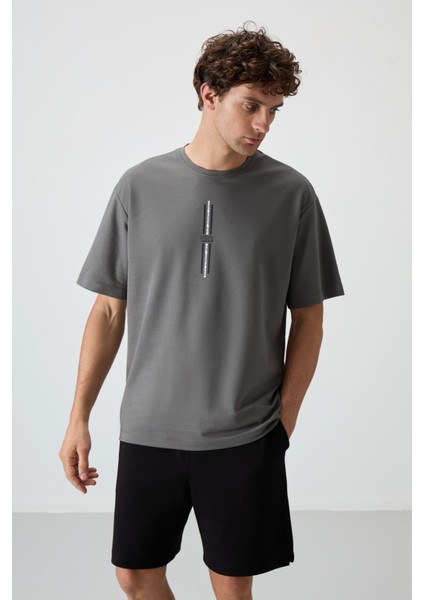 Koyu Gri Pamuklu Kalın Yüzeyi Dokulu Oversize Fit Baskılı Erkek T-Shirt - 88366