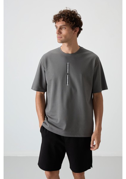 Koyu Gri Pamuklu Kalın Yüzeyi Dokulu Oversize Fit Baskılı Erkek T-Shirt - 88366