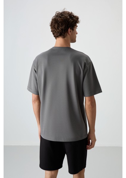 Koyu Gri Pamuklu Kalın Yüzeyi Dokulu Oversize Fit Baskılı Erkek T-Shirt - 88366