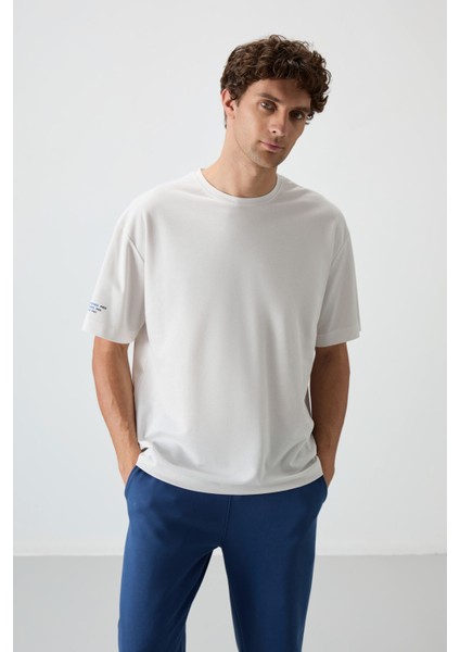 Ekru Pamuklu Kalın Yüzeyi Dokulu Oversize Fit Baskılı Erkek T-Shirt - 88369