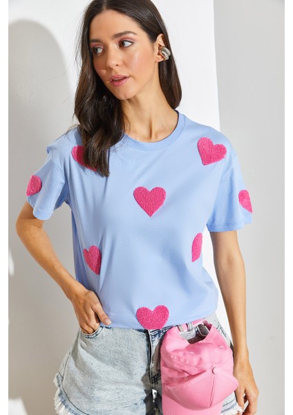 Kadın Süzene Kalp Nakışlı Basic T-Shirt