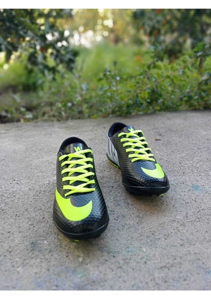 Siyah ve sarı halısaha futbol ayakkabısı, bağcıklı, çivi tipi, rahat tasarım modelleri