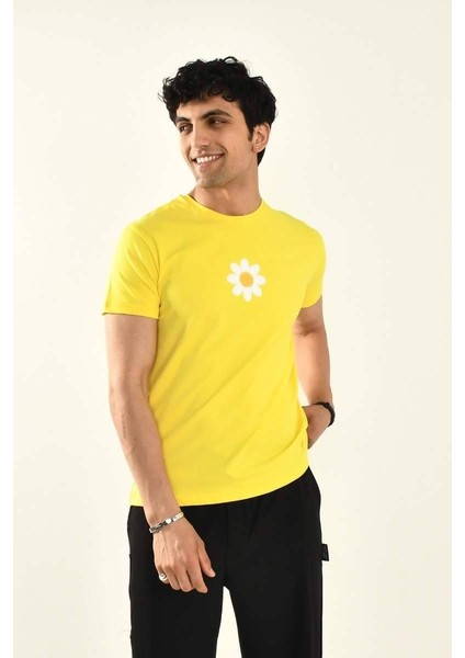 Sarı Papatya Nakış Detaylı Bisiklet Yaka T Shirt