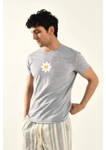 Gri Papatya Nakış Detaylı Bisiklet Yaka T Shirt fırsatları