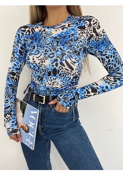 Kadın Mavi Siyah Leopar Desenli Yan Büzgü Detay Uzun Kollu Crop Bluz