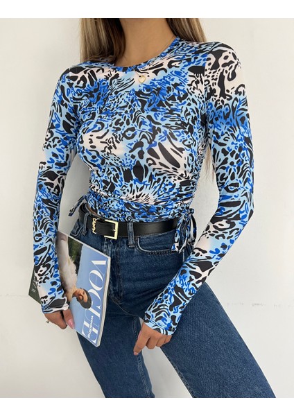 Kadın Mavi Siyah Leopar Desenli Yan Büzgü Detay Uzun Kollu Crop Bluz