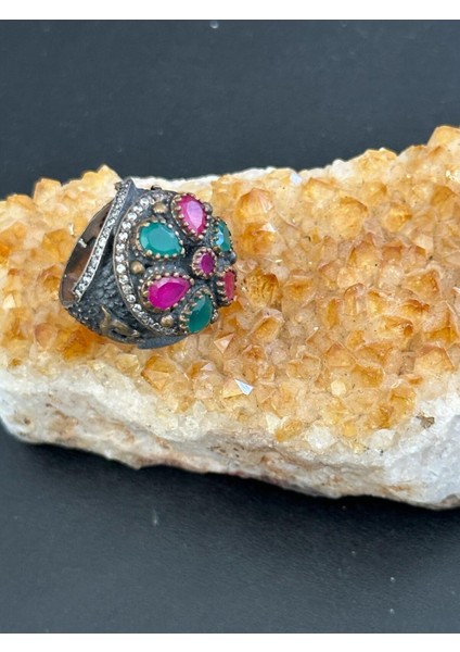 Tekno Trust Pembe Otantik Görünümlü Yakut Zümrüt ve Zirkon Taşlı Kadın Gümüş Yüzük 925 Ayar 18.23 Gram Oversize fiyatları