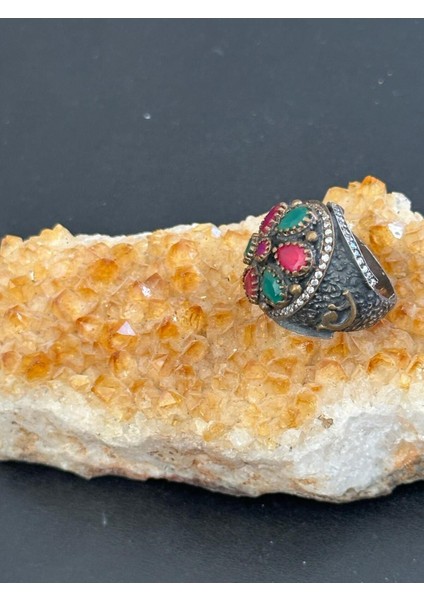 Tekno Trust Pembe Otantik Görünümlü Yakut Zümrüt ve Zirkon Taşlı Kadın Gümüş Yüzük 925 Ayar 18.23 Gram Oversize modelleri