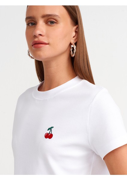 31045 Kiraz Nakışlı Bisiklet Yaka T-Shirt-Beyaz fırsatları