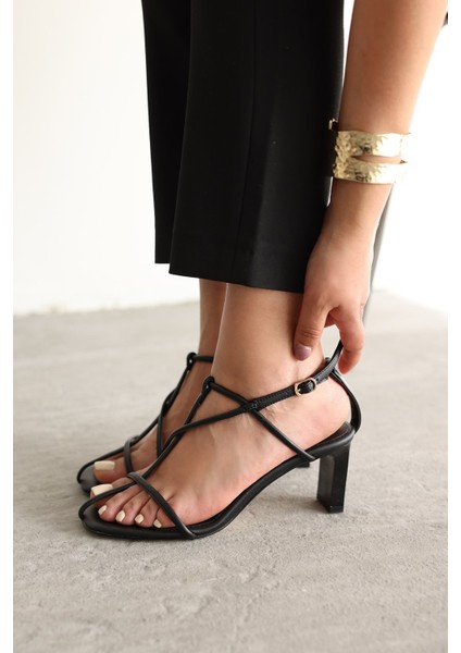 Ince Bantlı Topuklu Ayakkabı