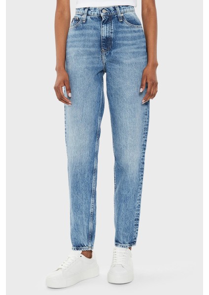 Calvin Klein Sert Pamuklu Yüksek Bel Mom Jeans J20J2236551A4 Kadın Kot Pantolon J20J223655 1A4