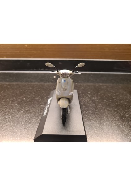 1/18 Vespa Et4 2003