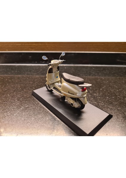 1/18 Vespa Et4 2003